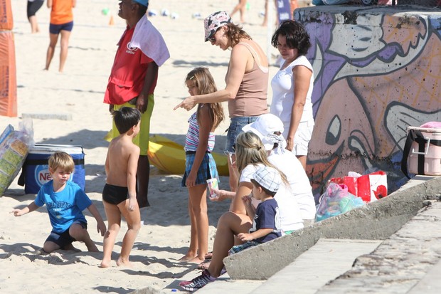 Maria Paula no Leblon com filhos (Foto: Gil Rodrigues /  FotoRioNews)
