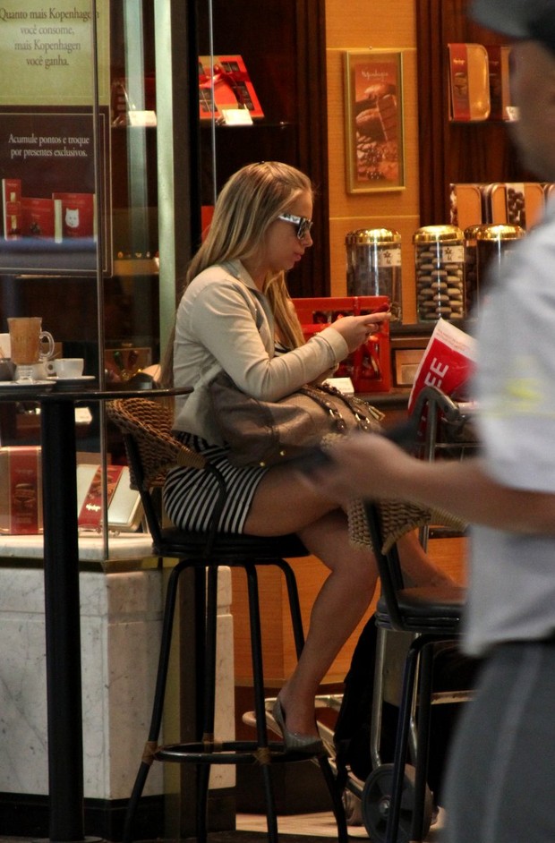 Jéssica Lopes (peladona de congonhas) tomando café (Foto: Henrique Oliveira / FotoRioNews)