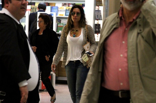 Lia ex-bbb com fãs em aeroporto (Foto: Henrique Oliveira / FotoRioNews)