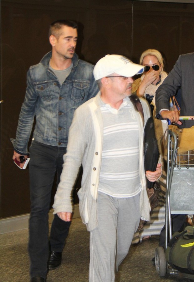 Colin Farrell em aeroporto (Foto: Andre Freitas, Delson Silva e Gabriel Reis / AgNews)