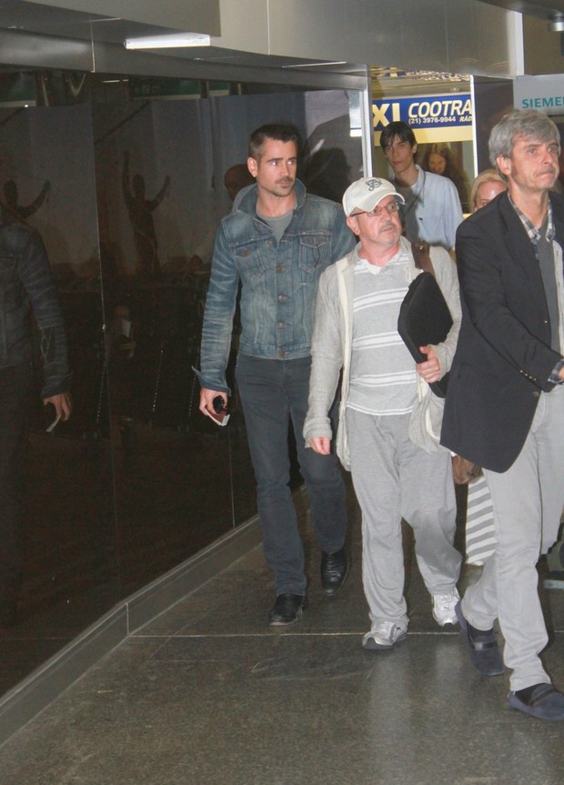 Colin Farrell em aeroporto (Foto: :Andre Freitas, Delson Silva e Gabriel Reis / AgNews)
