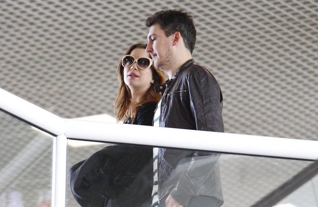 Nathalia Dill e o namorado no aeroporto Santos Dumont (Foto: Leotty Jr / AgNews)