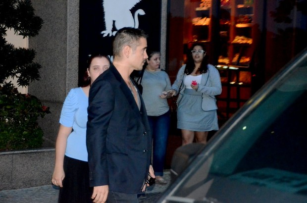 Colin Farrell atende fãs na porta do hotel (Foto: Thiago Portela / AgNews)