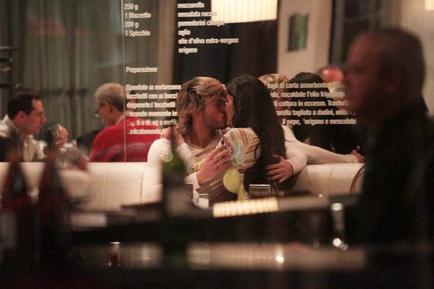 Gata do Paulistão Lorena Bueri beija o repórter Franklin David em restaurante em São Paulo (Foto: Orlando Oliveira/ Ag. News)