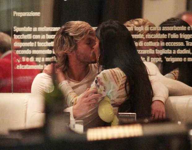Gata do Paulistão Lorena Bueri beija o repórter Franklin David em restaurante em São Paulo (Foto: Orlando Oliveira/ Ag. News)
