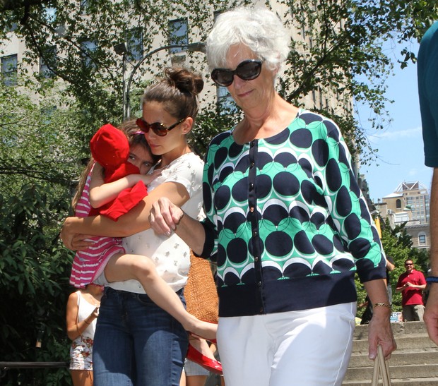 Suri Cruise com a mãe, Katie Holmes, e a avó Kathleen no Central Park, em Nova York, nos Estados Unidos (Foto: X17/ Agência)
