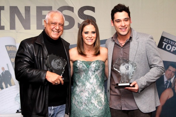 Antônio Fagundes, Gigi Monteiro e Bruno Fagundes em premiação em São Paulo (Foto: Staff Company/ Divulgação)