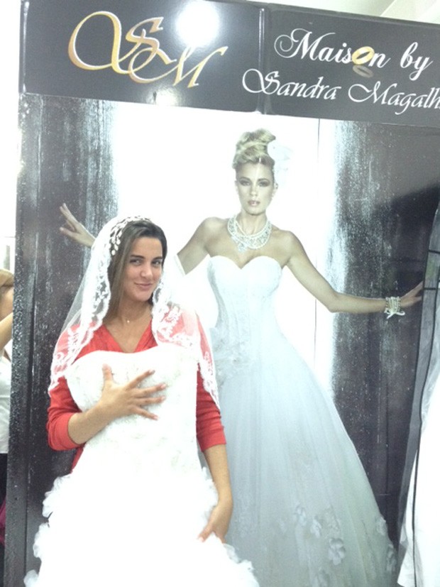 Laisa provando vestido de noiva (Foto: Divulgação)