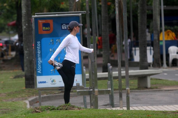 Julia Lemmertz faz caminhada  (Foto: Edson Teófilo  / FotoRio News)