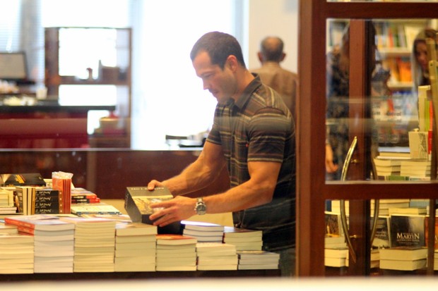 Malvino Salvador em livraria de shopping do Rio (Foto: Marcus Pavão / AgNews)