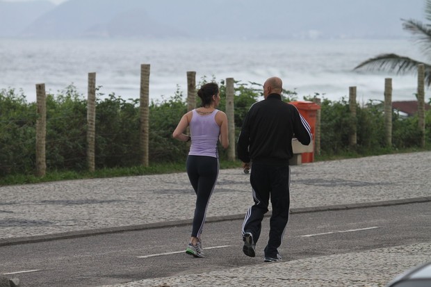 Deborah Secco corre na orla da praia da Barra da Tijuca  (Foto: AgNews/Dilson Silva)