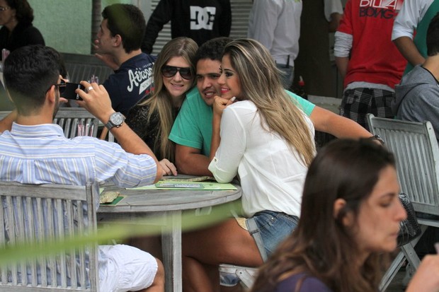 Mayra Cardi almoça com amigos em restaurante do Rio (Foto: Dilson Silva / AgNews)