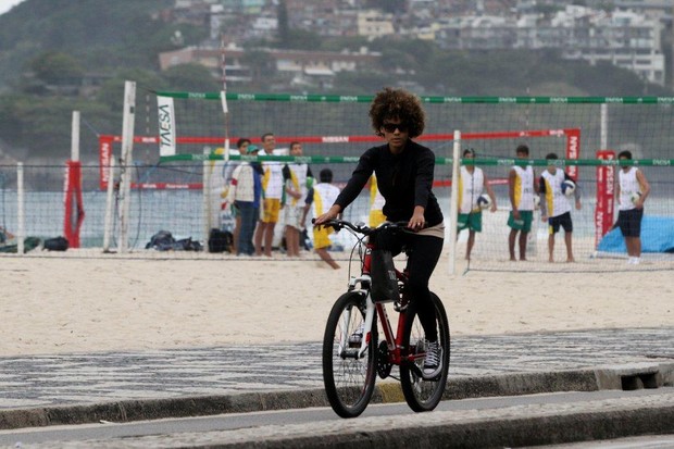 Aparecida Petrowky pedala em Ipanema (Foto: Andre Freitas  / Agnews)