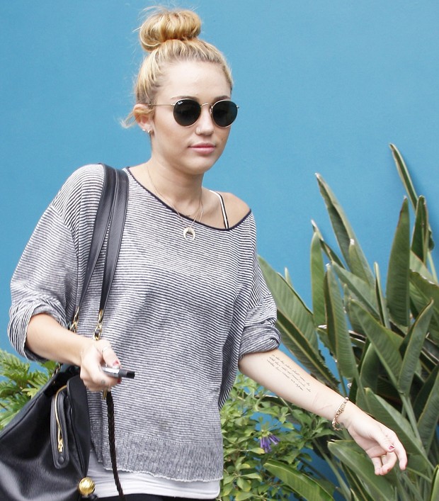 Miley Cyrus sai de aula de pilates e chama atenção por cortes no braço (Foto: X17/Agência)