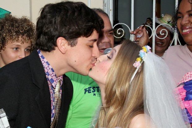 Barnardo Falcone e Carla Diaz se beijam em casamento junino (Foto: Roberto Filho/AgNews)