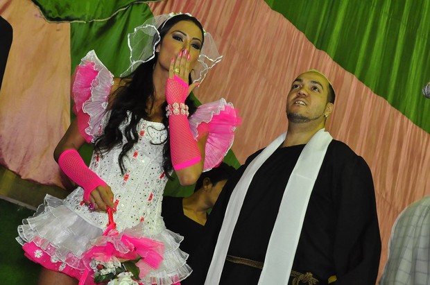 Belo e Gracyanne participam de casamento caipira na quadra da Mangueira, no Rio (Foto: Roberto Teixeira/EGO)