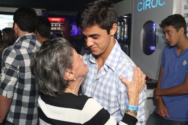 Felipe Simas dançando com a bisavó (Foto: Anderson Borde / AgNews)