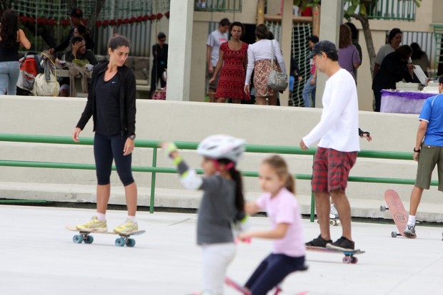 Eduardo Moscovis anda de skate com as filhas no Rio (Foto: Gil Rodrigues/Photo Rio News)