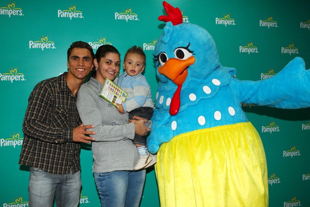 Viviane e Carlos Eduardo Beltran com o filho, Leonardo, vencedores da promoção Galinha Pintadinha (Foto: Iwi Onodera/EGO)