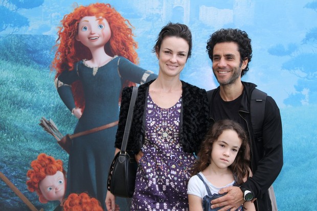 Carolina Kasting e família na Pré-estreia do filme “Valente”  (Foto: Roberto  Filho  / AgNews)