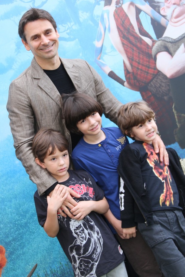 Murilo Rosa e filhos na Pré-estreia do filme “Valente”  (Foto: Roberto Filho / AgNews)