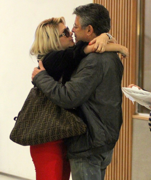 Antônia Fontenelle beija Marcos Paulo em shopping (Foto: Marcus Pavão / AgNews)