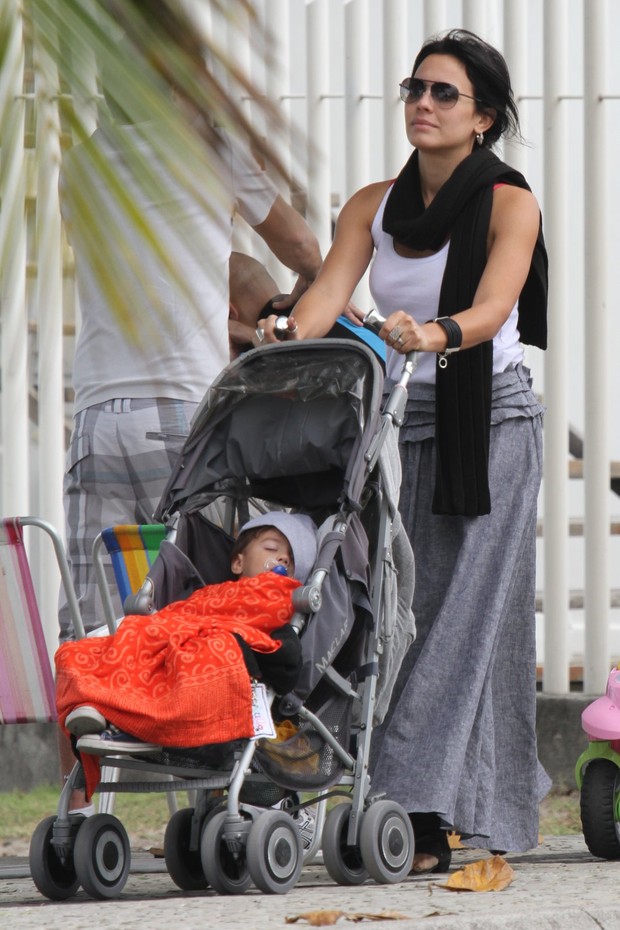 Juliana Knust com Filho e marido (Foto: AgNews/Dilson Silva)