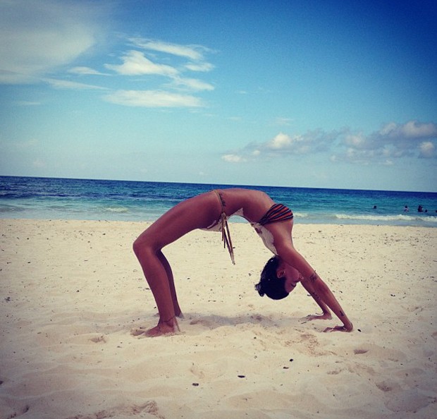 Thaila Ayala posta foto no méxico fazendo acrobacia (Foto: Instagram / Reprodução)