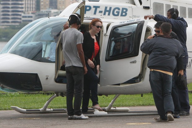 Christina Hendrix e o marido, Geoffrey Arend, passeiam de helicóptero pelo Rio (Foto: Gil Rodrigues/Photo Rio News)