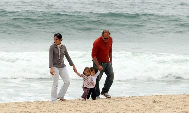 Paulo César Grande e Cláudia Mauro levam os Gêmeos para um passeio na praia do Leblon (Foto: Wallace Barbosa/AgNews)