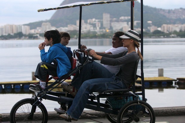 Carolina Dieckmann passeia com o filho e o marido na Lagoa Rodrigo de Freitas, Zona Sul do Rio (Foto: Gil Rodrigues/PhotoRioNews)