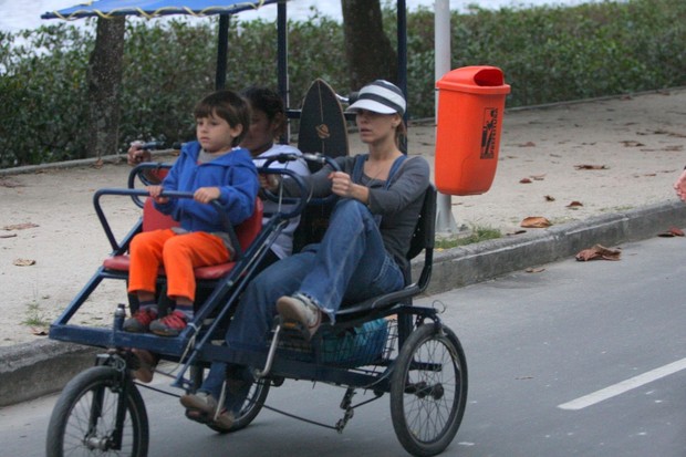 Crolina Dieckmann passeia com o filho (Foto: Gil Rodrigues/PhotoRioNews)