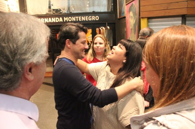 Marcelo Serrado e Fabiana Karla após sessão de peça no Rio (Foto: Fausto Candelária/ Ag. News)