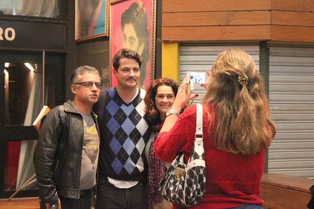 Marcelo Serrado posa com fãs após sessão de peça (Foto: Fausto Candelária/ Ag. News)
