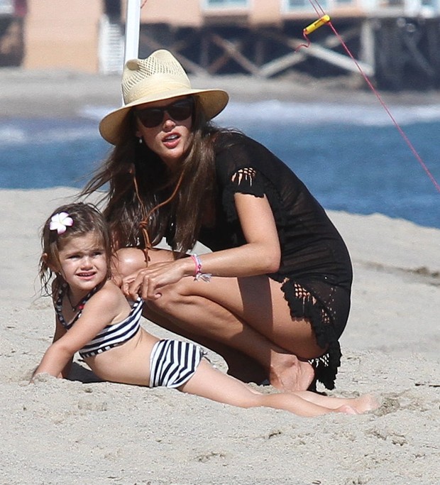 Alessandra Ambrósio com a filha Anja em Malibu, na Califórnia, nos Estados Unidos (Foto: X17/ Agência)