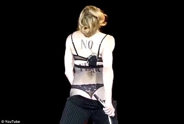 Madonna em show em Paris (Foto: Reprodução / Youtube)