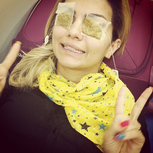 Kelly Key coloca chá de camomila nos olhos (Foto: Instagram / Reprodução)