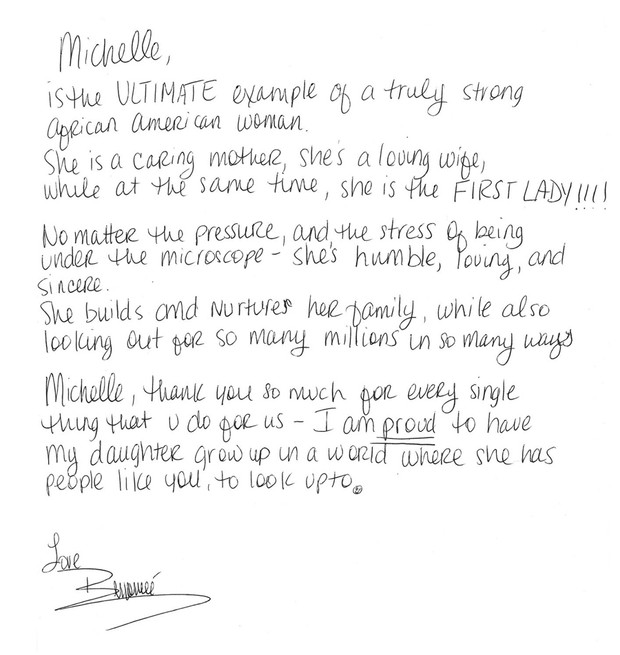 Beyoncé lendo carta (Foto: Reprodução/Site oficial)