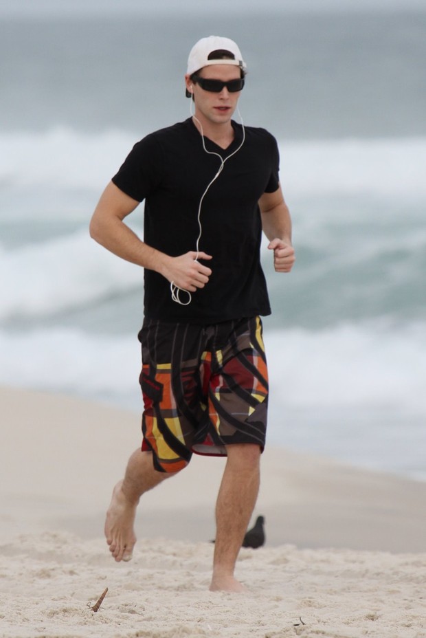 Jonatas Faro corre na praia no Rio (Foto: Dilson Silva/AgNews)