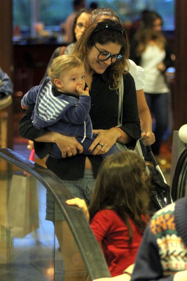 Priscila Fantin com o filho no shopping (Foto: Marcus Pavão / AgNews)