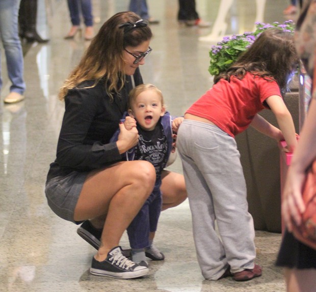 Priscila Fantin com o filho em shopping do Rio (Foto: Marcus Pavão / AgNews)
