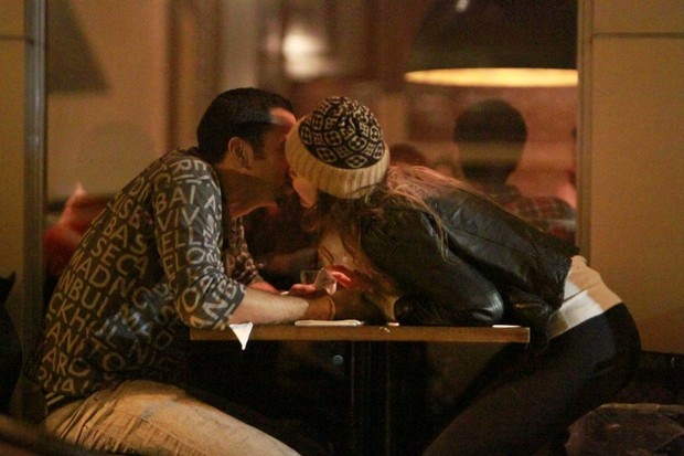 Latino com a namorada Rayanne Moraes em restaurante no Rio (Foto: Delson Silva/ Ag. News)
