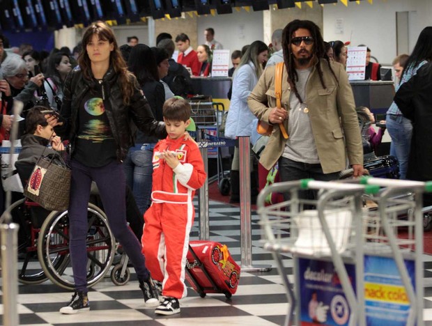Isabeli Fontana e Rohan Marley em aeroporto (Foto: Orlando Oliveira / AgNews)