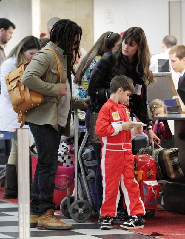 Isabeli Fontana e Rohan Marley em aeroporto (Foto: Orlando Oliveira / AgNews)