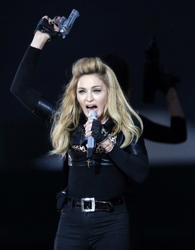 Madonna em show em Londres (Foto: Reuters)