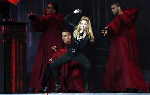 Madonna em show em Londres (Foto: Reuters)