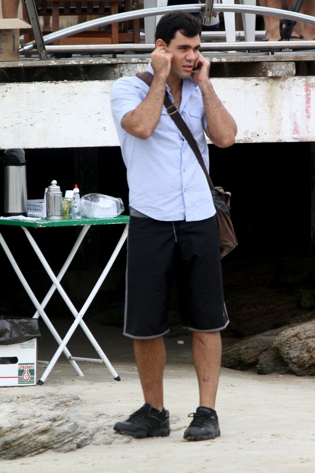 Juliano Cazarré gravando em Cabo Frio, no Rio (Foto: Marcello Sá Barreto / Foto Rio News)