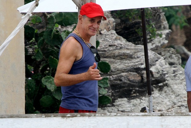 Marcos Caruso gravando em Cabo Frio, no Rio (Foto: Marcello Sá Barreto / Foto Rio News)