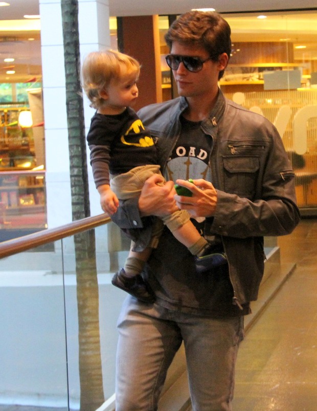 Jonatas Faro passeia com o filho em shopping do Rio (Foto: Daniel Delmiro / AgNews)