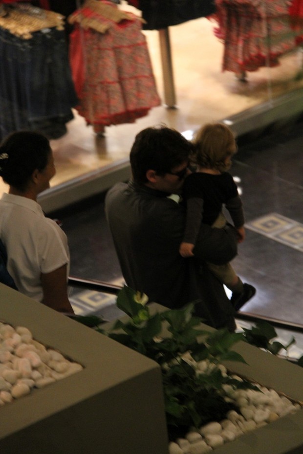 Jonatas Faro passeia com o filho em shopping do Rio (Foto: Daniel Delmiro / AgNews)